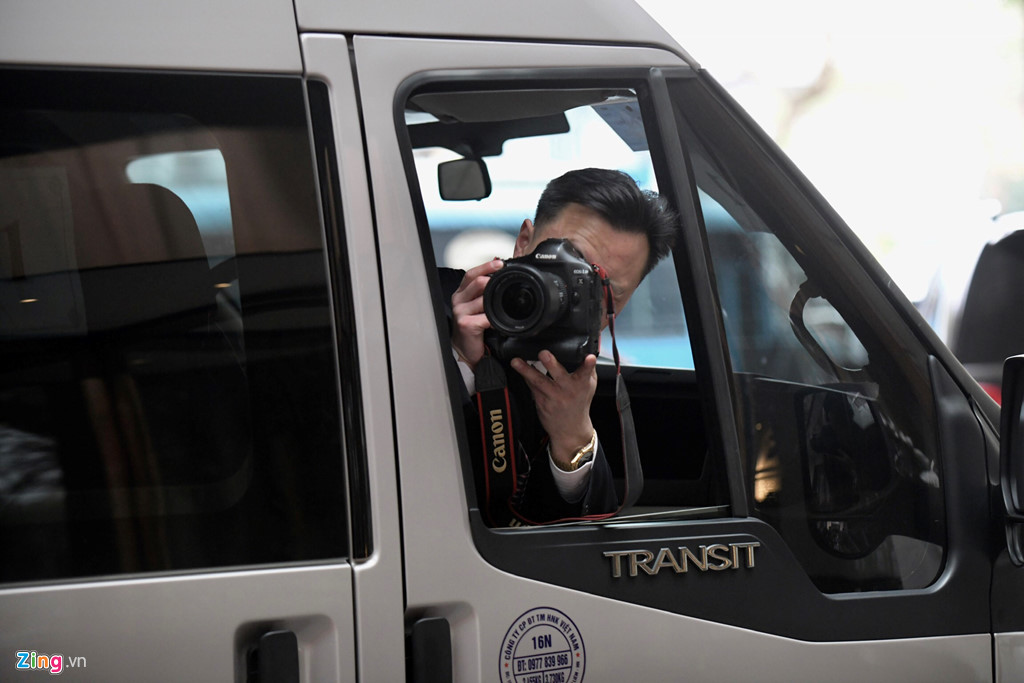 Báo chí bao vây đoàn tháp tùng ông Kim Jong Un tại khách sạn Melia