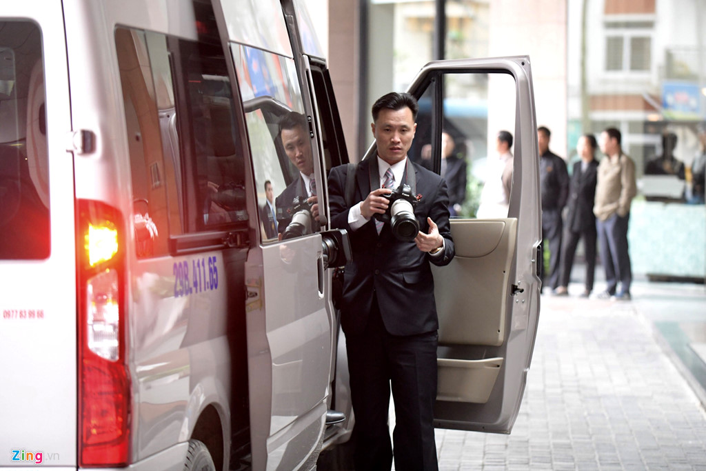 Báo chí bao vây đoàn tháp tùng ông Kim Jong Un tại khách sạn Melia