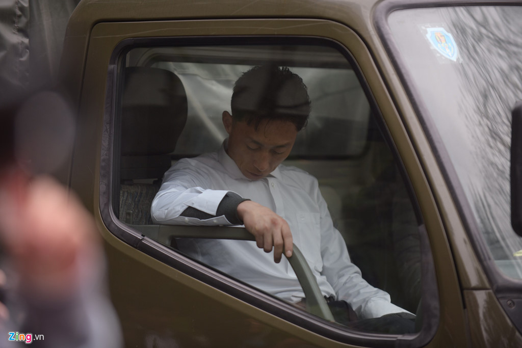 Báo chí bao vây đoàn tháp tùng ông Kim Jong Un tại khách sạn Melia