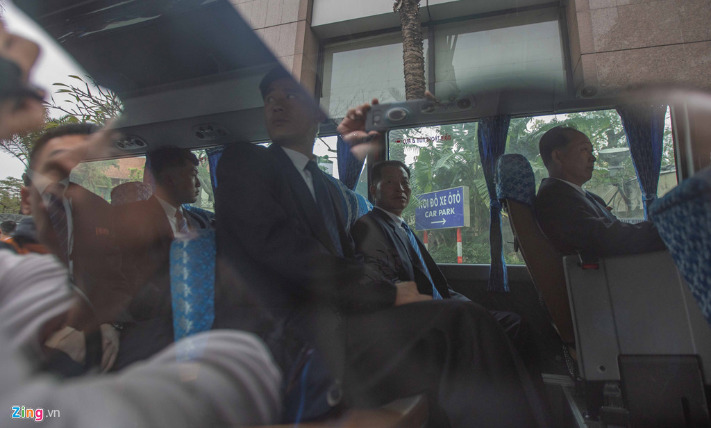 Báo chí bao vây đoàn tháp tùng ông Kim Jong Un tại khách sạn Melia