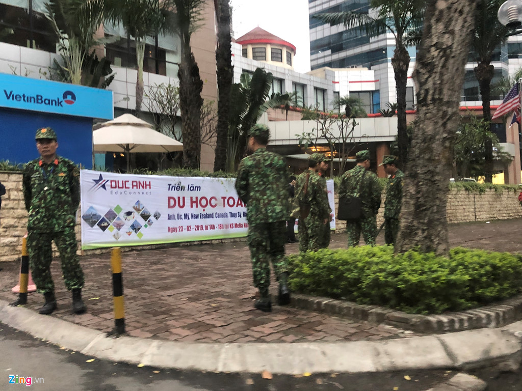 Báo chí bao vây đoàn tháp tùng ông Kim Jong Un tại khách sạn Melia