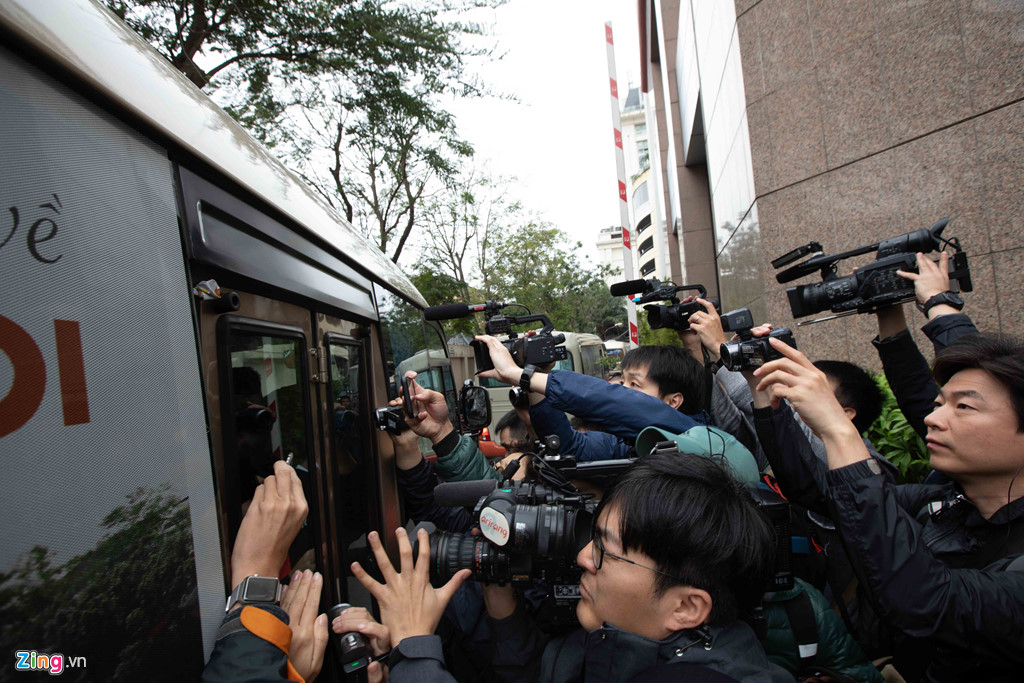 Báo chí bao vây đoàn tháp tùng ông Kim Jong Un tại khách sạn Melia