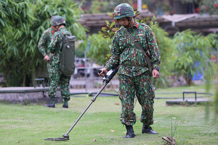 Cảnh sát đứng gác, công binh dò mìn trước khách sạn JW Marriott