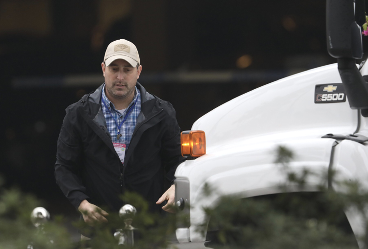 Cảnh sát đứng gác, công binh dò mìn trước khách sạn JW Marriott