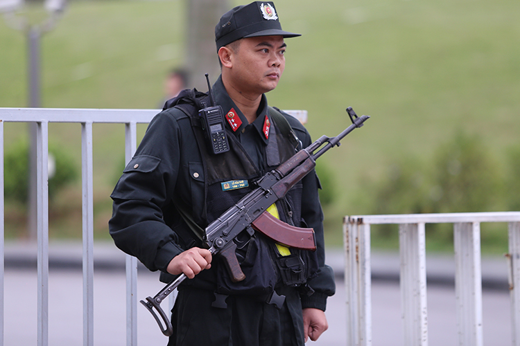 Cảnh sát đứng gác, công binh dò mìn trước khách sạn JW Marriott