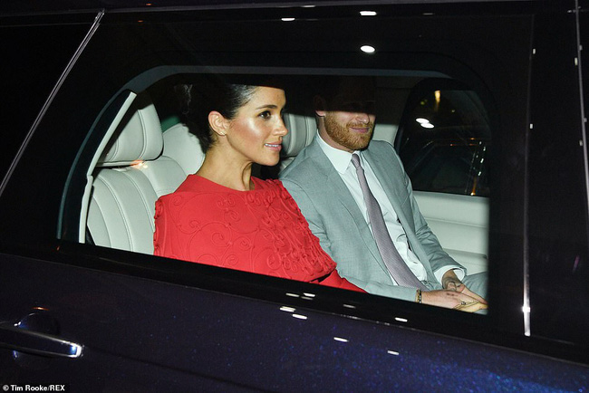 Meghan tái xuất bên cạnh chồng sau chuyến nghỉ dưỡng xa hoa nhưng vẻ mặt khác thường của cặp đôi hoàng gia mới là điều đáng chú ý