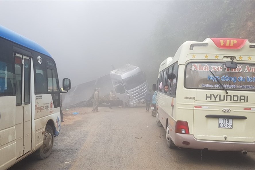 Tuyến QL 4C tê liệt gần 1 ngày do sự tắc trách của cơ quan chức năng