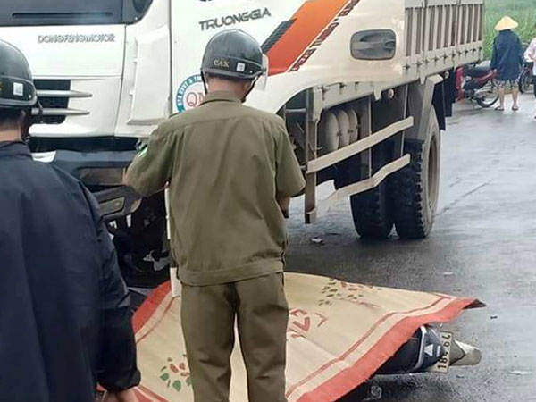 Cha thiệt mạng, con bị thương khi xe máy đối đầu ôtô tải