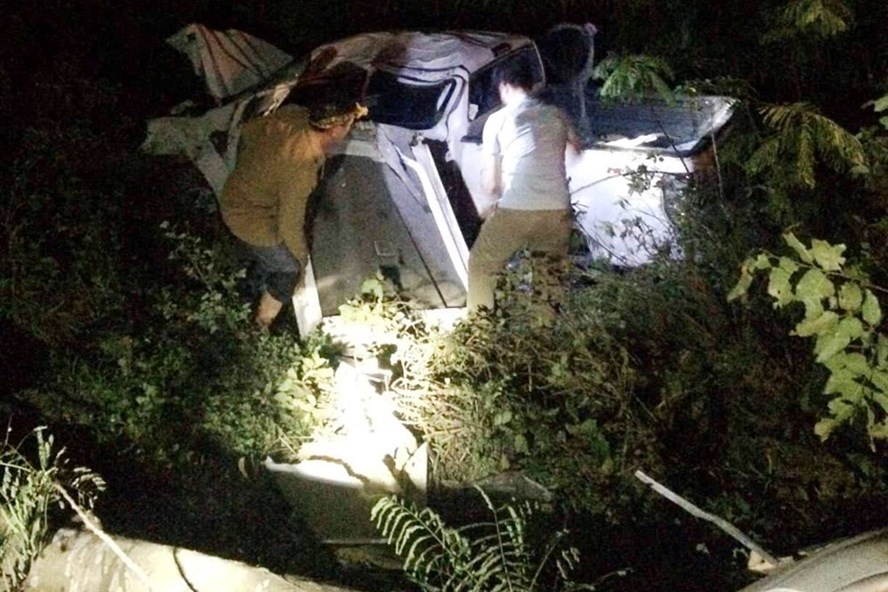 Xe bán tải đâm gãy nhiều cây và lao xuống ruộng, 2 người trọng thương