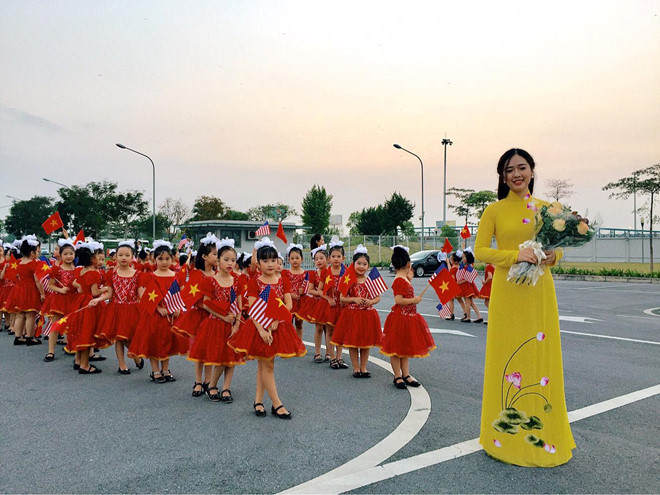 Nhan sắc 3 cô gái từng tặng hoa cho các tổng thống Mỹ khi đến Việt Nam