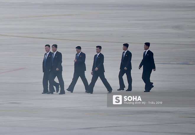 Bị truyền thông bủa vây, đoàn nhân viên an ninh Triều Tiên vào khách sạn Melia bằng cửa sau