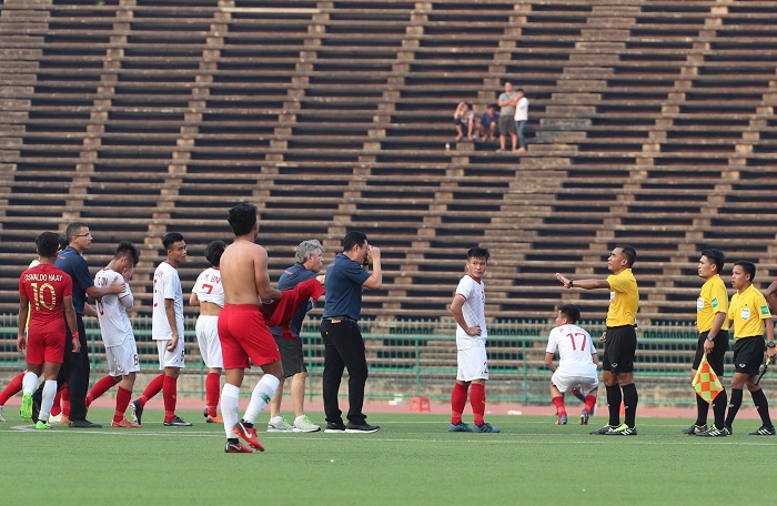 HLV U22 Việt Nam chỉ trích thậm tệ trọng tài sau trận thua cay đắng trước Indonesia