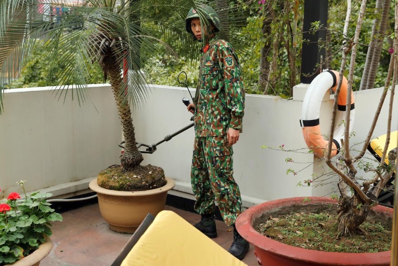 Báo nước ngoài đưa tin công binh dò mìn tại HN trước thượng đỉnh Trump-Kim