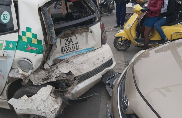 Lái xe Santafe nghi ngủ gật đâm hàng loạt xe đang dừng chờ đèn đỏ, 1 người bị thương