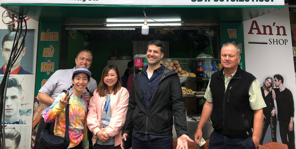 Phóng viên nước ngoài hào hứng với bánh mì, nem, phở và xôi khúc