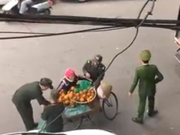 Lãnh đạo phường nói gì về clip tịch thu hoa quả của người bán rong?