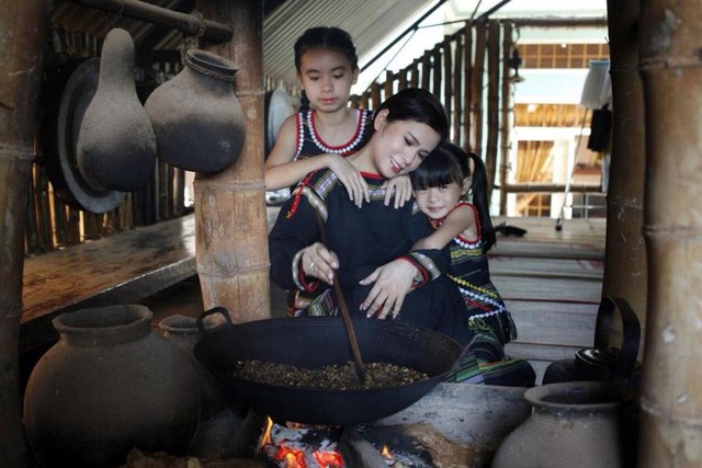 Bức thư tình mùi mẫn do chính tay Vua cà phê Trung Nguyên viết gửi cô nhân viên bưu điện Lê Hoàng Diệp Thảo ngày nào bất ngờ xuất hiện gây bão cộng đồng mạng