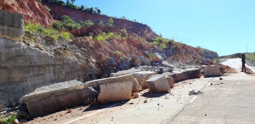 Đường 543 tỉ đồng vừa hết hạn bảo hành thì... hỏng