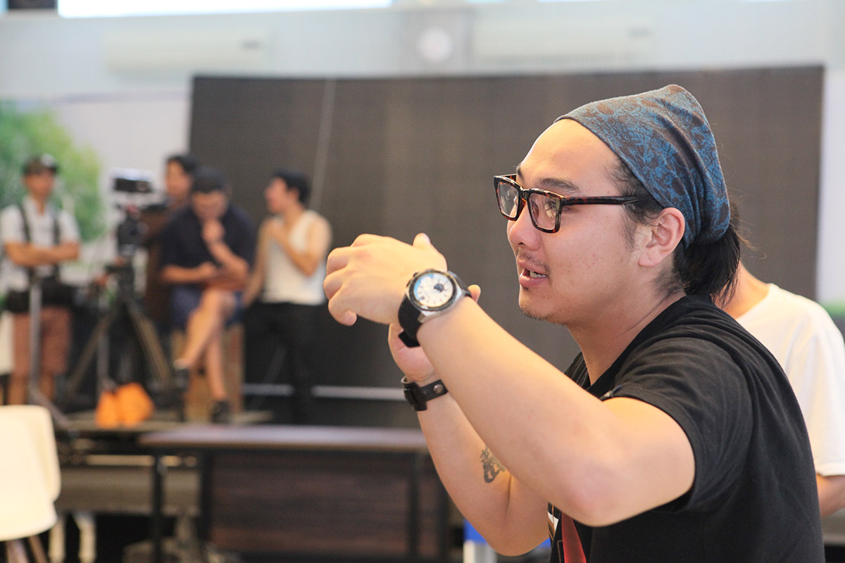 Phim quay ngày thứ 2, Huy Khánh đã phải diễn cảnh nóng đỏ mặt với người đẹp này