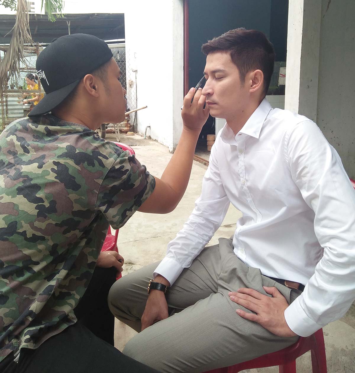 Phim quay ngày thứ 2, Huy Khánh đã phải diễn cảnh nóng đỏ mặt với người đẹp này