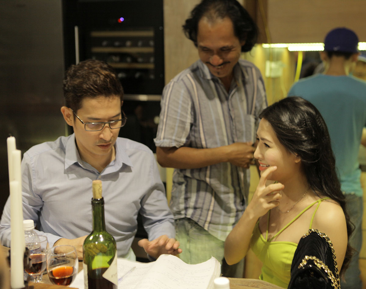 Phim quay ngày thứ 2, Huy Khánh đã phải diễn cảnh nóng đỏ mặt với người đẹp này