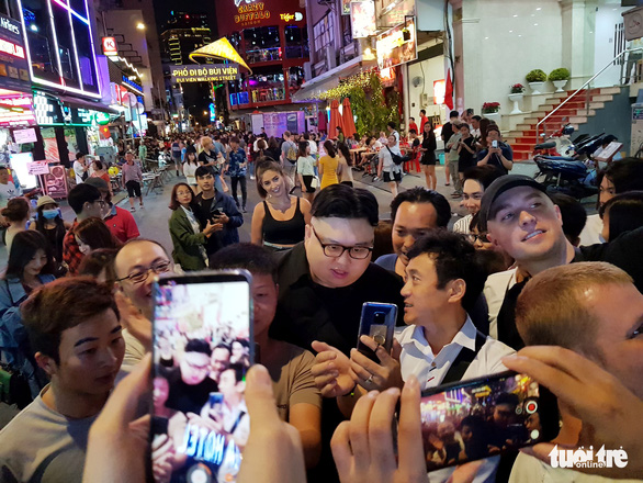 Thêm một Kim Jong Un giả xuất hiện ở Sài Gòn