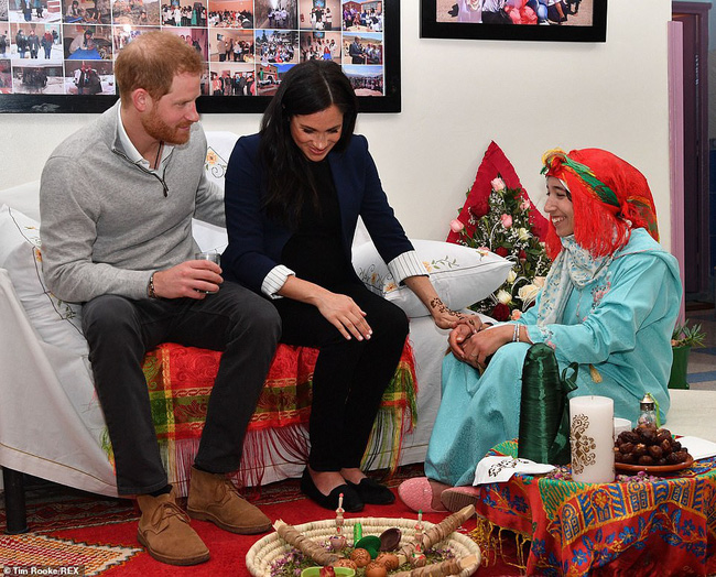 Bà bầu Meghan lấn át chồng trong sự kiện, khiến Hoàng tử Harry ngượng ngùng xấu hổ vì điều này