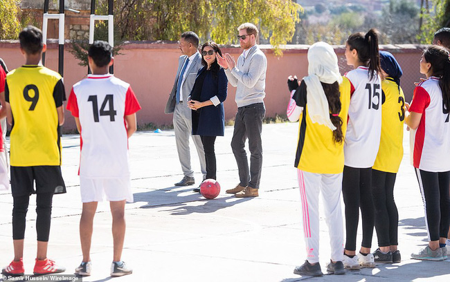 Bà bầu Meghan lấn át chồng trong sự kiện, khiến Hoàng tử Harry ngượng ngùng xấu hổ vì điều này