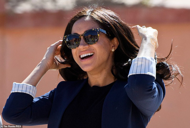 Bà bầu Meghan lấn át chồng trong sự kiện, khiến Hoàng tử Harry ngượng ngùng xấu hổ vì điều này