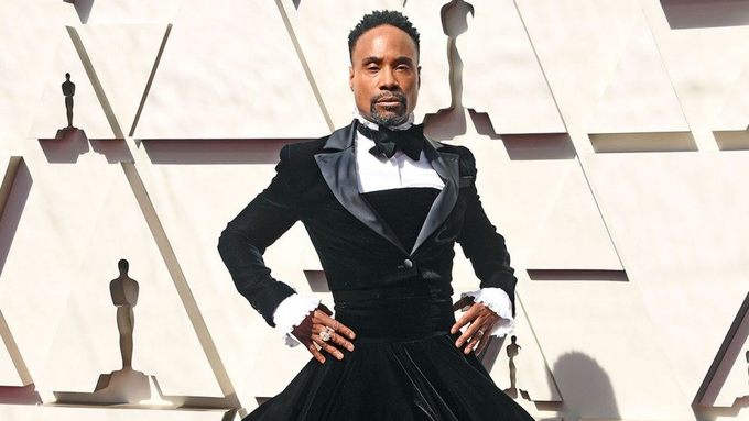 Nam diễn viên Mỹ gây sốc khi mặc đầm quây ngực lên thảm đỏ Oscar