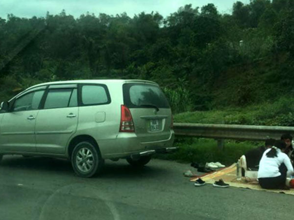 Tạm giữ chiếc xe chở nhóm người ăn nhậu trên cao tốc Nội Bài - Lào Cai