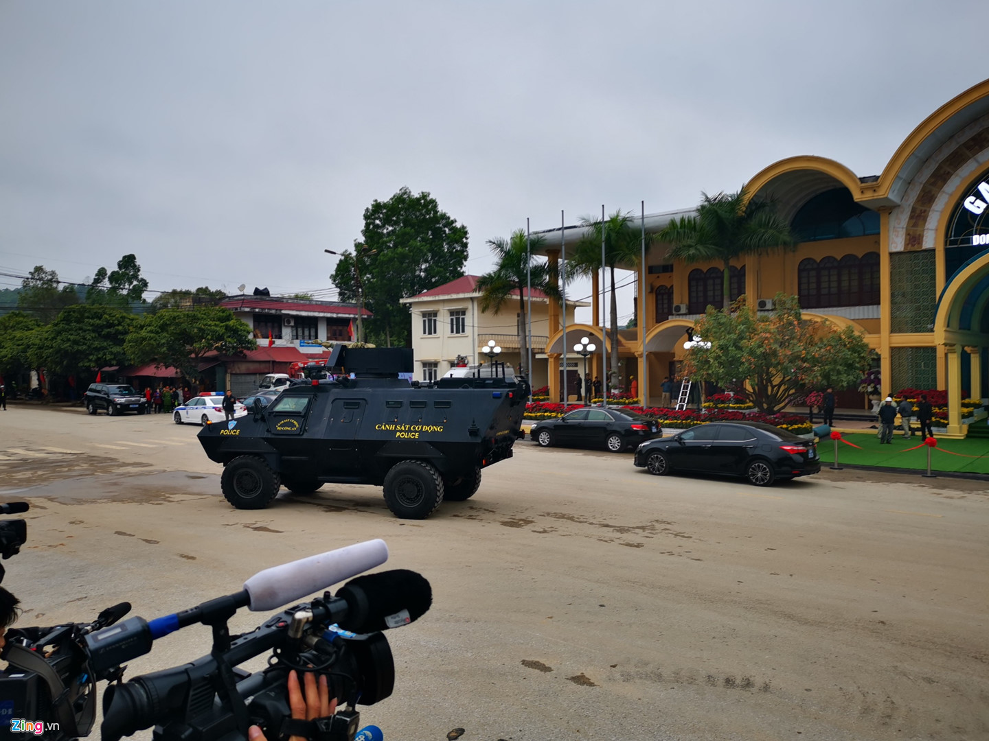 Bộ trưởng Mai Tiến Dũng cùng xe bọc thép tới ga Đồng Đăng