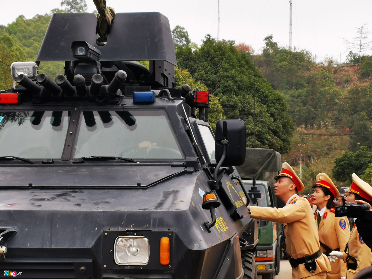 Bộ trưởng Mai Tiến Dũng cùng xe bọc thép tới ga Đồng Đăng