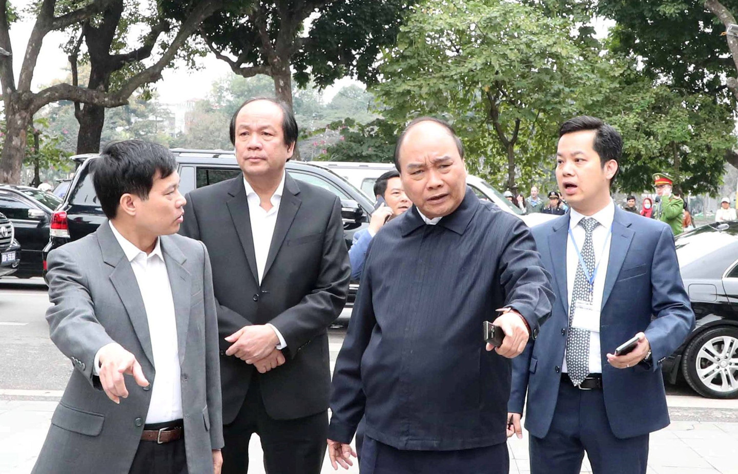 Bộ trưởng Mai Tiến Dũng cùng xe bọc thép tới ga Đồng Đăng