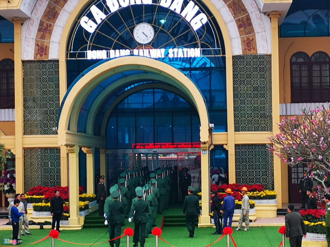 Bộ trưởng Mai Tiến Dũng cùng xe bọc thép tới ga Đồng Đăng