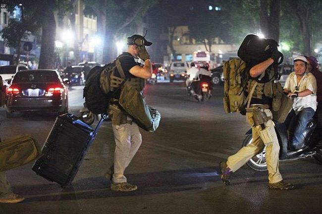 Trước thềm hội nghị thượng đỉnh Mỹ - Triều, dân mạng rần rần chia sẻ loạt ảnh mật vụ Mỹ đẹp trai với dàn vũ khí tối tân nhưng sự thật là...