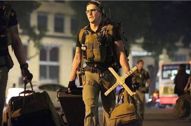 Trước thềm hội nghị thượng đỉnh Mỹ - Triều, dân mạng rần rần chia sẻ loạt ảnh mật vụ Mỹ đẹp trai với dàn vũ khí tối tân nhưng sự thật là...