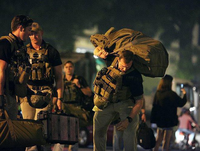 Trước thềm hội nghị thượng đỉnh Mỹ - Triều, dân mạng rần rần chia sẻ loạt ảnh mật vụ Mỹ đẹp trai với dàn vũ khí tối tân nhưng sự thật là...