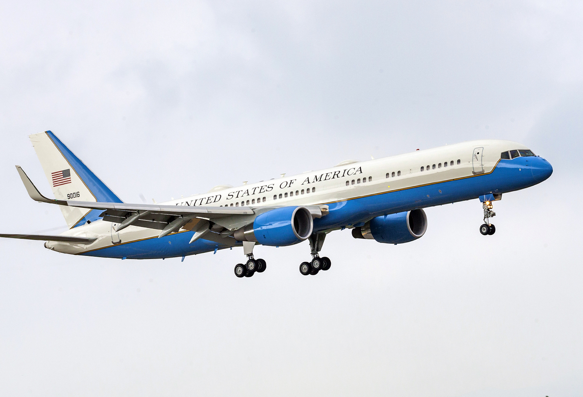 Hàng loạt máy bay tiền trạm của ông Trump đáp xuống Đà Nẵng