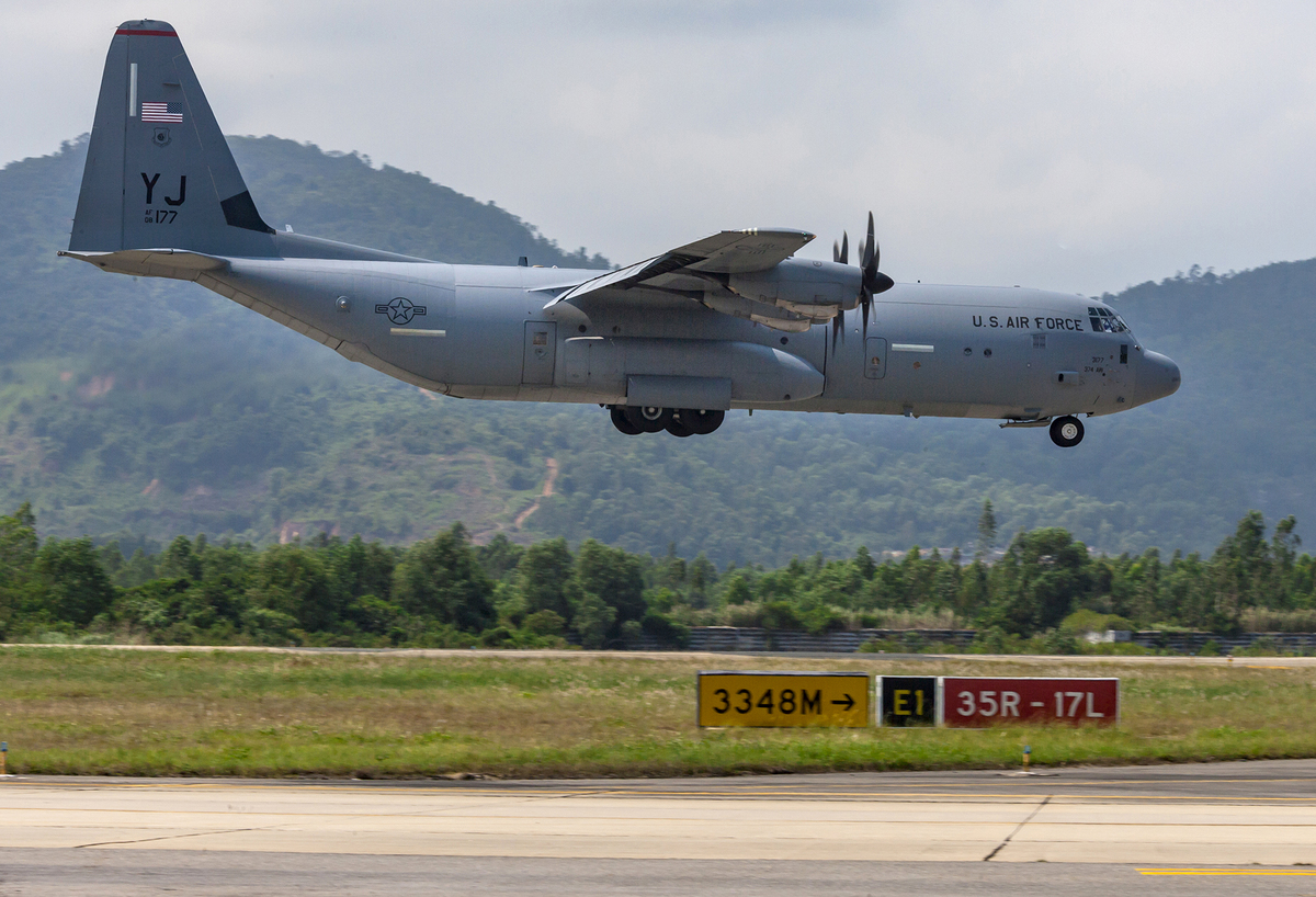 Hàng loạt máy bay tiền trạm của ông Trump đáp xuống Đà Nẵng