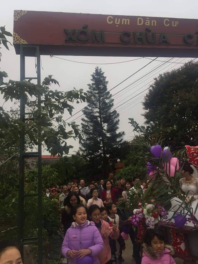 Người đàn ông tự tay kéo xe bò, rước vợ về nhà trong đám cưới khiến dân mạng tấm tắc khen