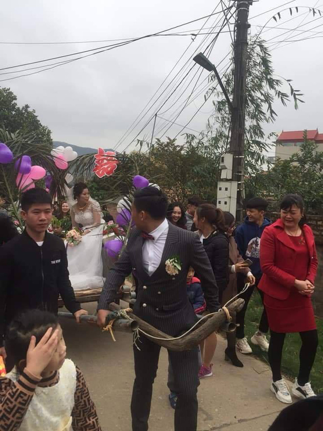 Người đàn ông tự tay kéo xe bò, rước vợ về nhà trong đám cưới khiến dân mạng tấm tắc khen