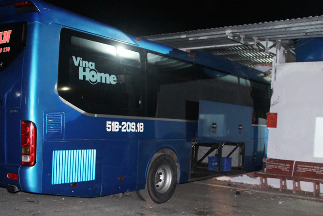 Phụ xe ôm vô lăng, húc ôtô vào phòng vé gây chết người