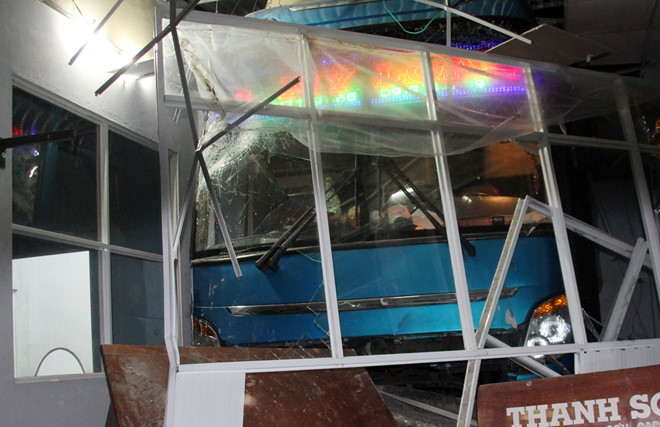 Phụ xe ôm vô lăng, húc ôtô vào phòng vé gây chết người