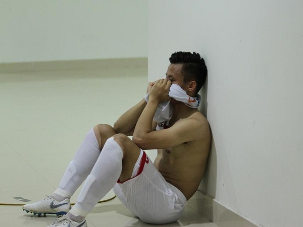 Quế Ngọc Hải bật khóc trong đường hầm sau tấm thẻ đỏ thảm họa ở ngày ra mắt Viettel