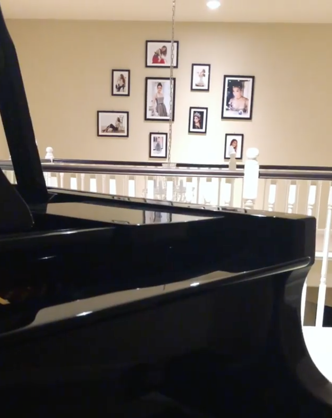 Phạm Hương lại gây hoang mang khi rao bán vật gắn bó với thanh xuân, fan lo lắng cô sẽ không về Việt Nam nữa