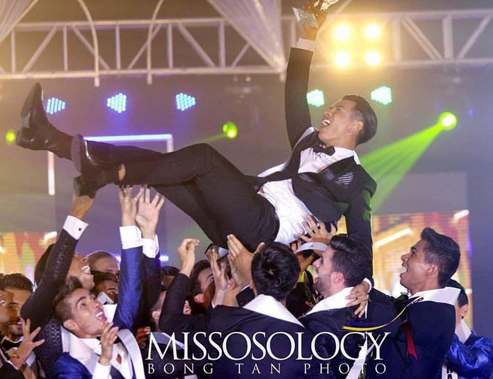 Giành ngôi Nam Vương, Trịnh Bảo được các thí sinh quốc tế chúc mừng bất ngờ