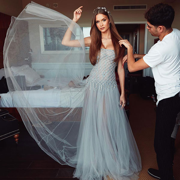 Một thiên thần Victorias Secret mặc đồ thiết kế Việt Nam đến sự kiện Oscar, và đó là sáng tạo của Công Trí