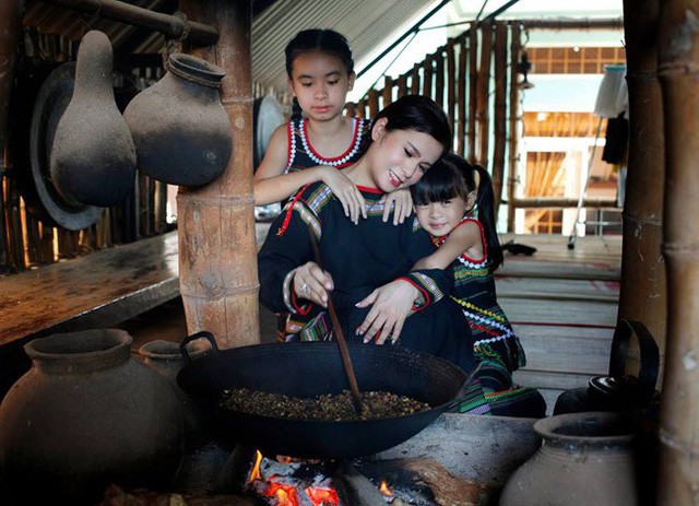 Chuyện 2 ông vua cùng bị vợ ly hôn: Vua bánh mì trắng tay, dâng hết của cải cho vợ, vua cà phê chật vật giữ sản nghiệp