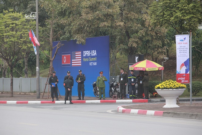 Chó nghiệp vụ Mỹ rà mọi ngóc ngách quanh khách sạn Marriott